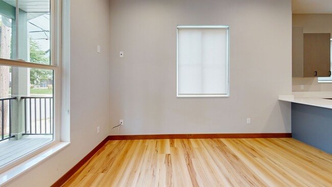 Building Photo - Remodeled 10 Bedroom House in Dinkytown!