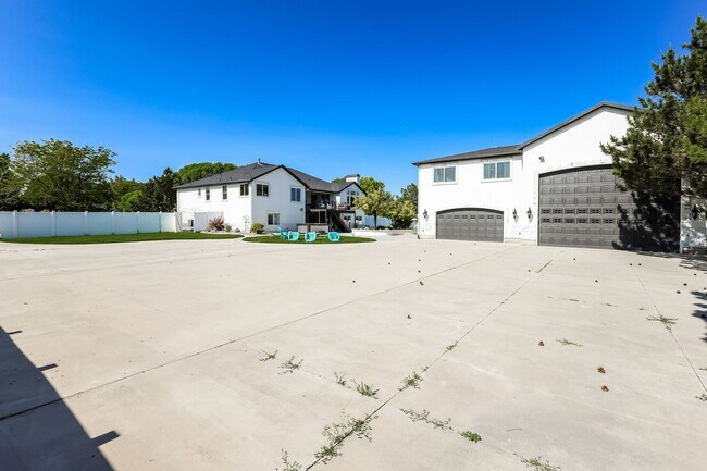 Building Photo - 6 Bed/6 Bathroom house in Riverton