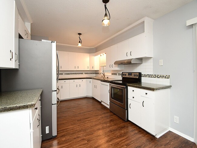 Building Photo - Spacious Living