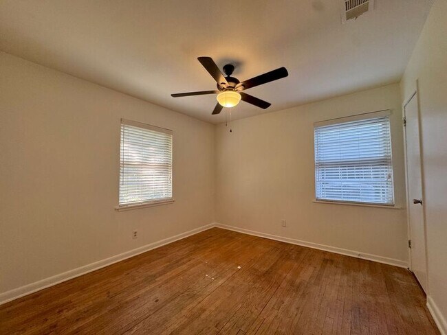 Building Photo - 103 Park Cir
