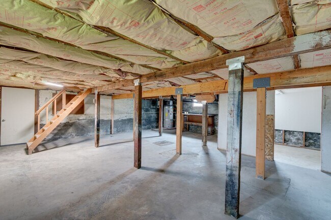 Building Photo - 3 bedroom/3 Bathroom House- In Town with Large yard