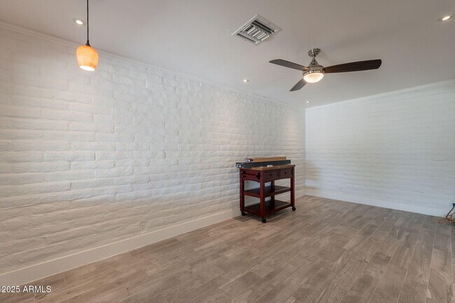 Building Photo - 1116 E Fern Dr N
