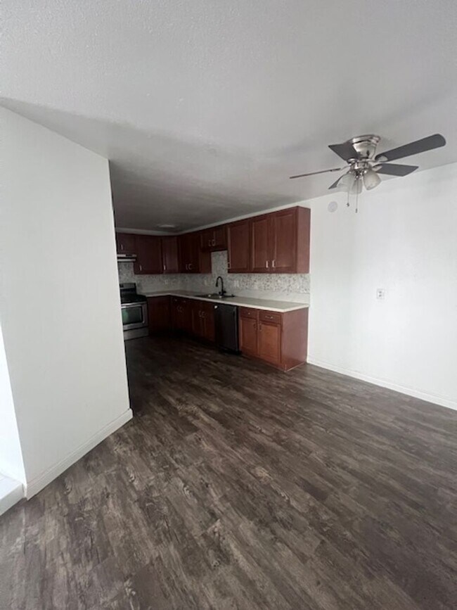 Building Photo - Spacious 3 Bed / 2 Bath Apartment in Colton – Upgraded & Move-In Ready