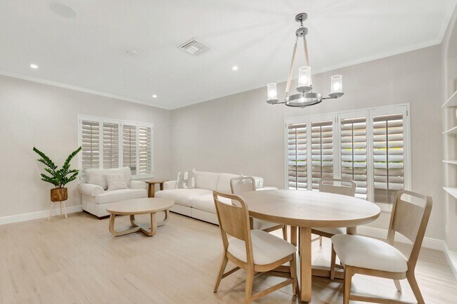 Building Photo - 1050 Delray Lakes Dr