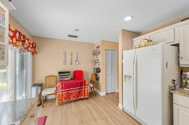 Building Photo - 6809 SE Yorktown Dr