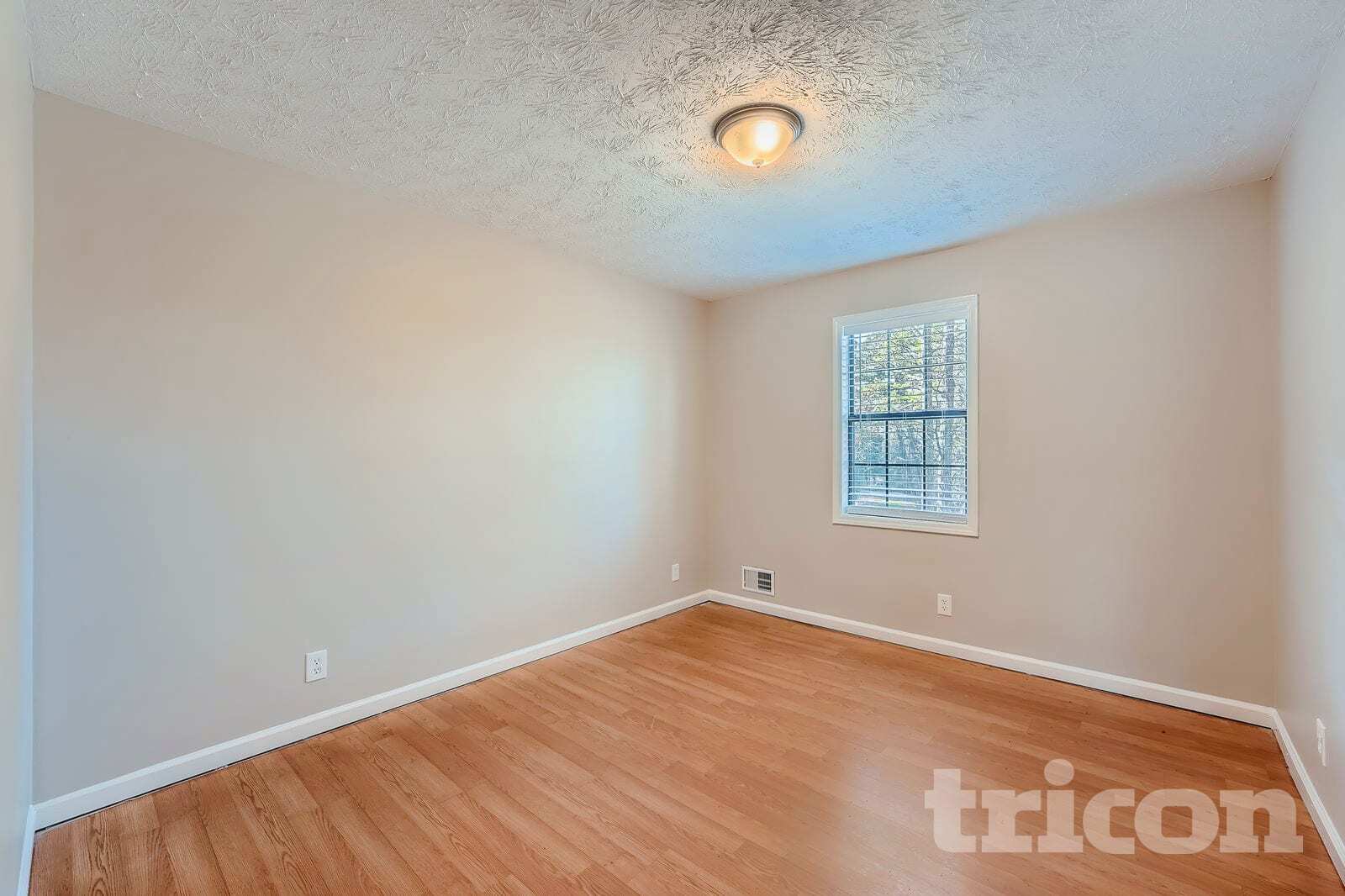 Building Photo - 438 Russell Rd