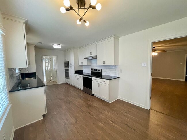 Building Photo - 2420 Stratfield Dr