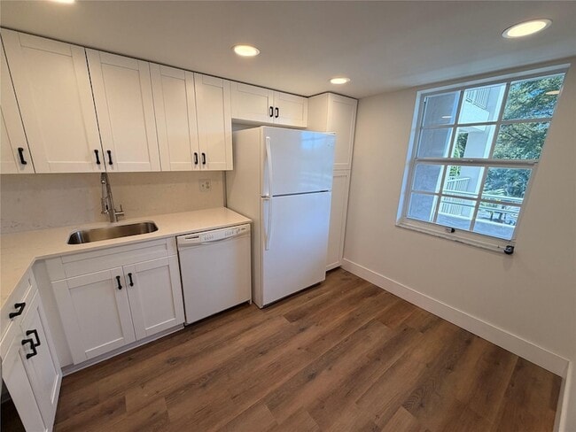 Building Photo - 605 Oaks Dr