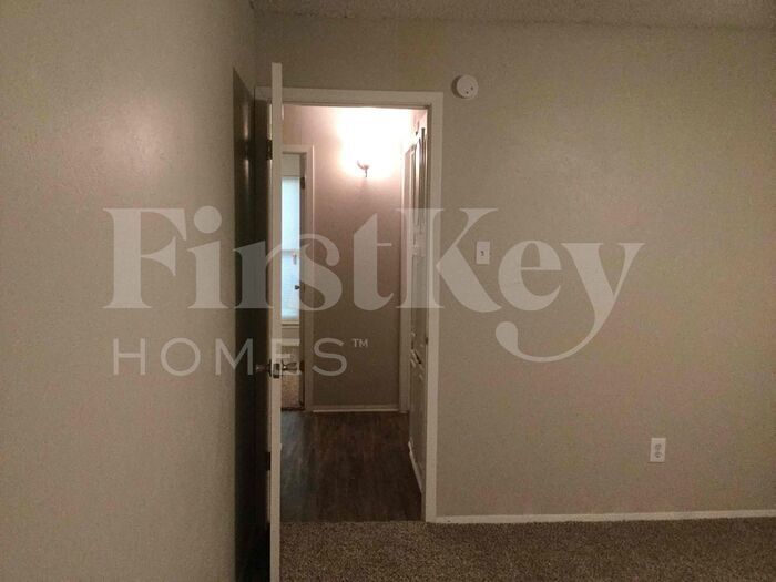 Building Photo - 604 Circleview Dr