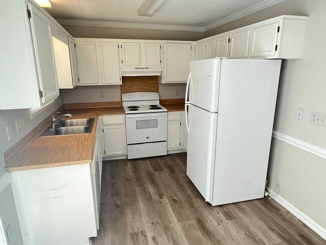 Building Photo - Updated 3 Bed + Loft with Large Garage in ...