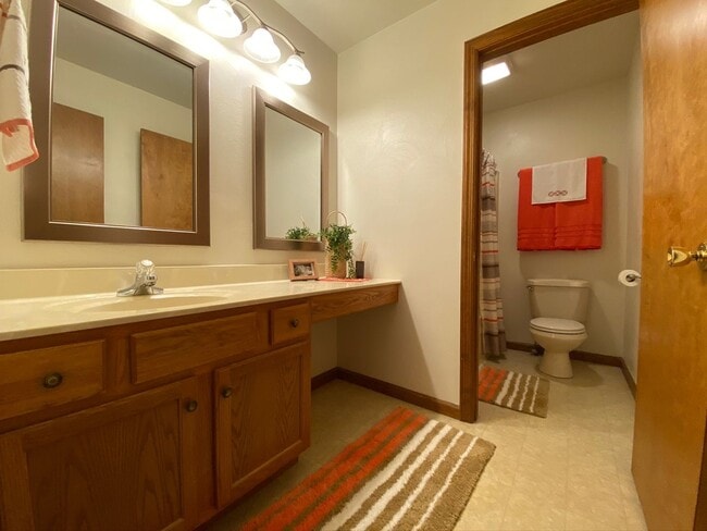 Building Photo - Wonderful 2BR Townhouse with Equipped Kitc...