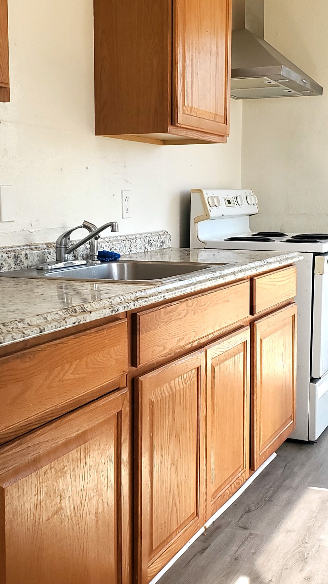 Building Photo - 905 W 7th St