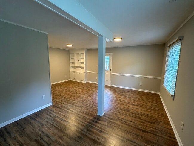 Building Photo - Wonderful 4 bed, 2.5 bath Single Family Ho...