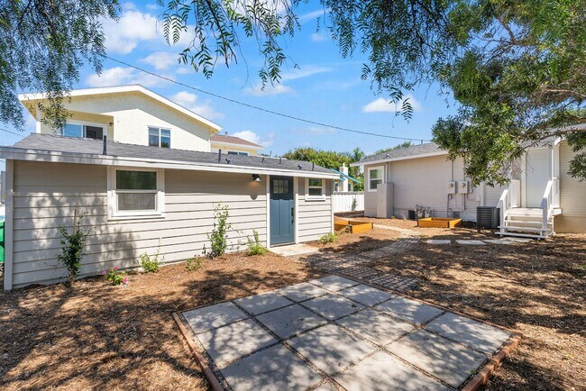 Building Photo - 323 S Ditmar St