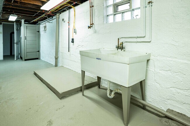 Building Photo - SCORE 1ST MONTH'S RENT FREE IF SIGNED BY FEB 6! Gorgeous 2 bedroom with BONUS ROOM in Scott Towns...