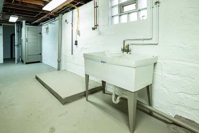 Building Photo - SCORE 50% OFF 1ST MONTH'S RENT IF SIGNED BY JAN 16! Gorgeous 3 bedroom home in Scott Township ava...