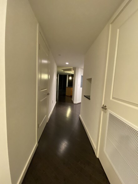 Entrance hallway - 1025 First St SE