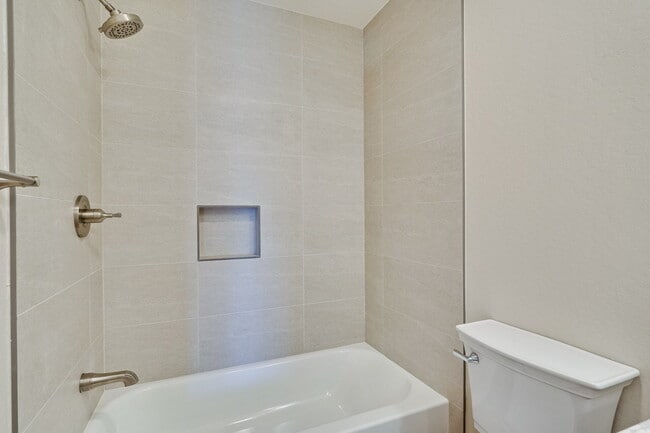 Building Photo - Newly Remodeled 3BR, 2BA, 1,117sf Duplex w...