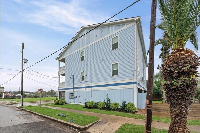 Building Photo - 1325 35th St