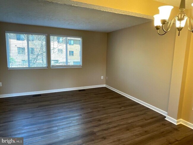 Building Photo - 5863 Rowanberry Dr