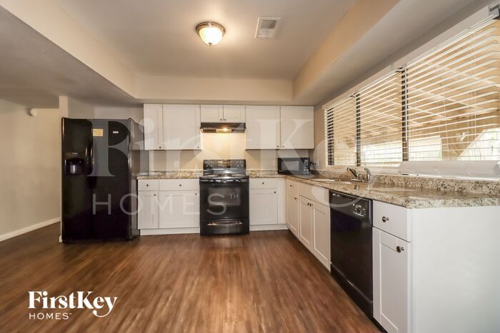 Building Photo - 5111 Karenbeth Dr