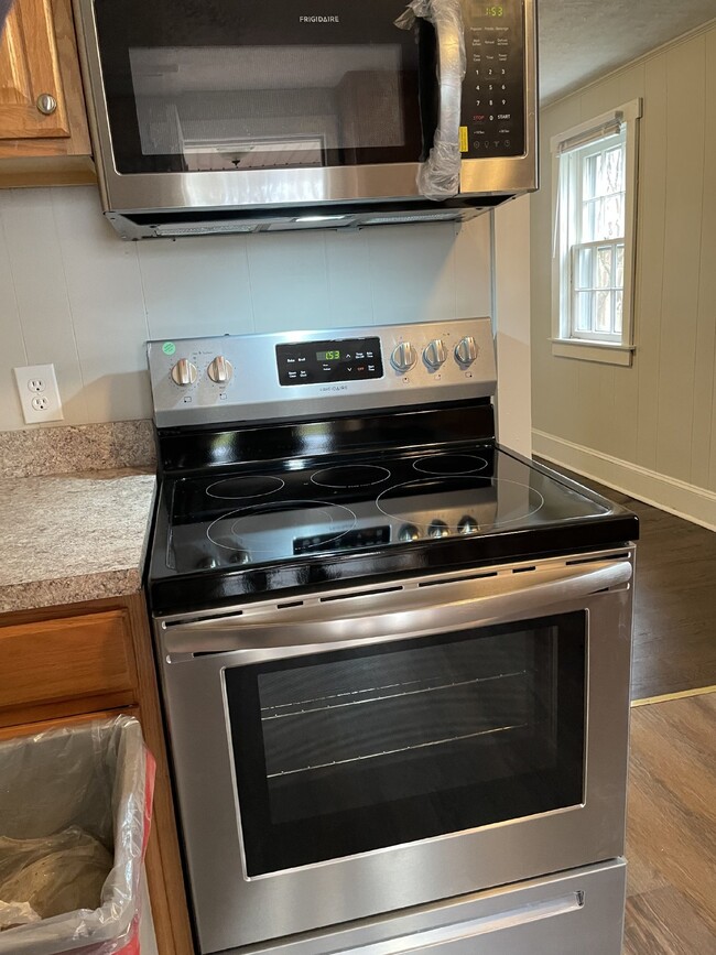 Building Photo - "Charming 3-Bed Home with 1.5 Baths in Fro...