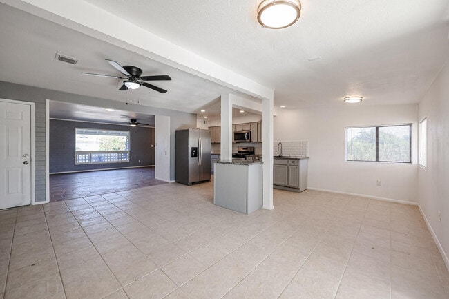 Building Photo - 11417 N Hacienda Dr