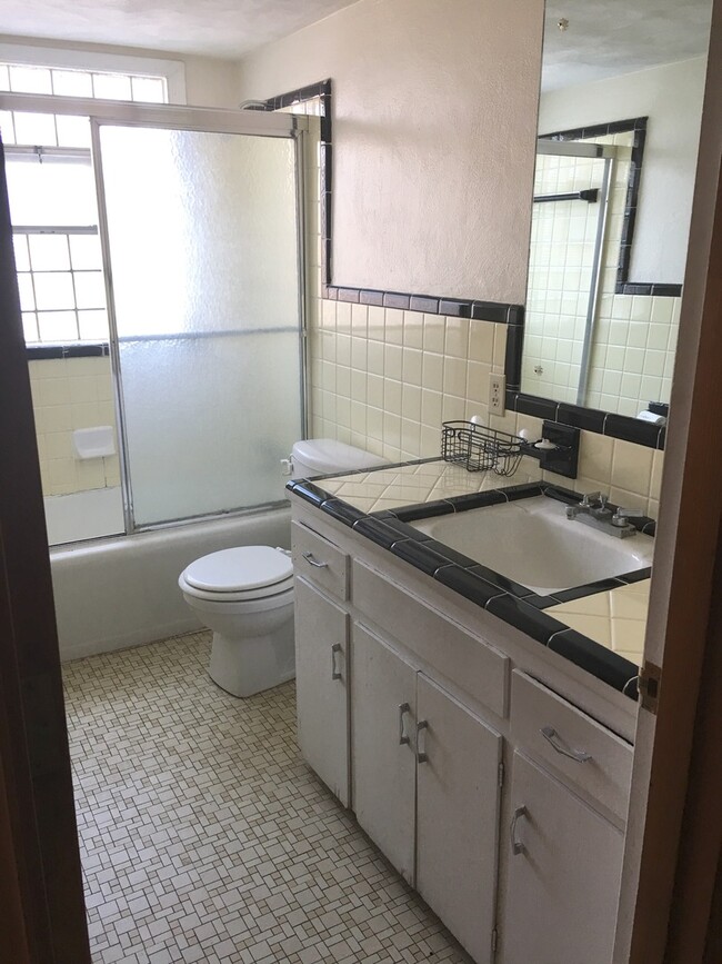 Building Photo - Very Unique 2 Bedroom Apartment off University Avenue!