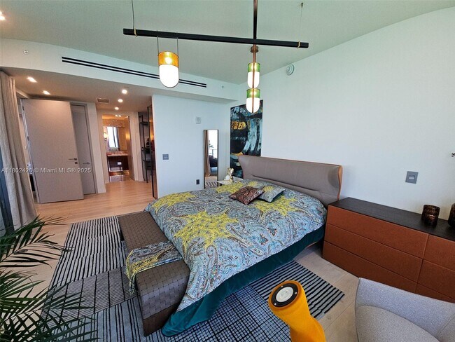 Building Photo - 15701 Collins Ave