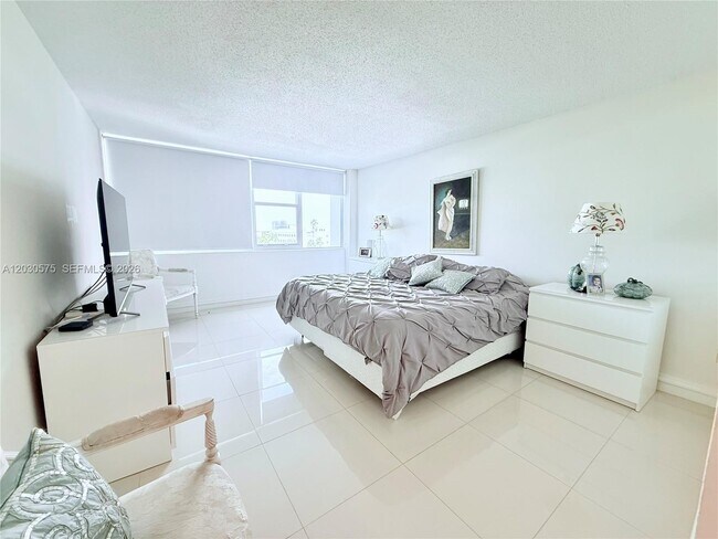 Building Photo - 3140 S Ocean Dr