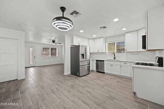 Building Photo - 10947 W Mohave St