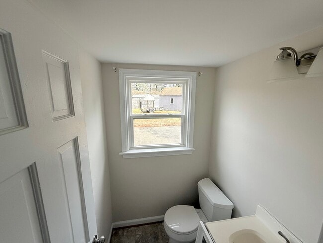 Building Photo - 4 Bedroom 2.5 Bath Tri-level home