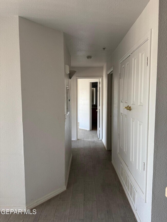Building Photo - 6027 Brook Hollow Dr