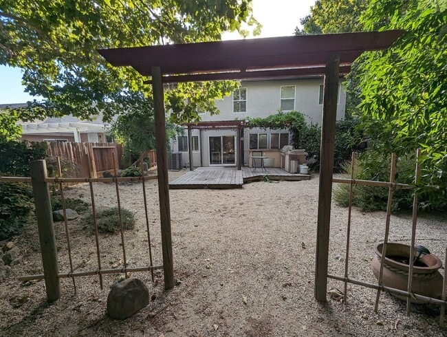 Building Photo - Beautiful 3bed 2.5bath 2 story home located in Rivergate Gated Community