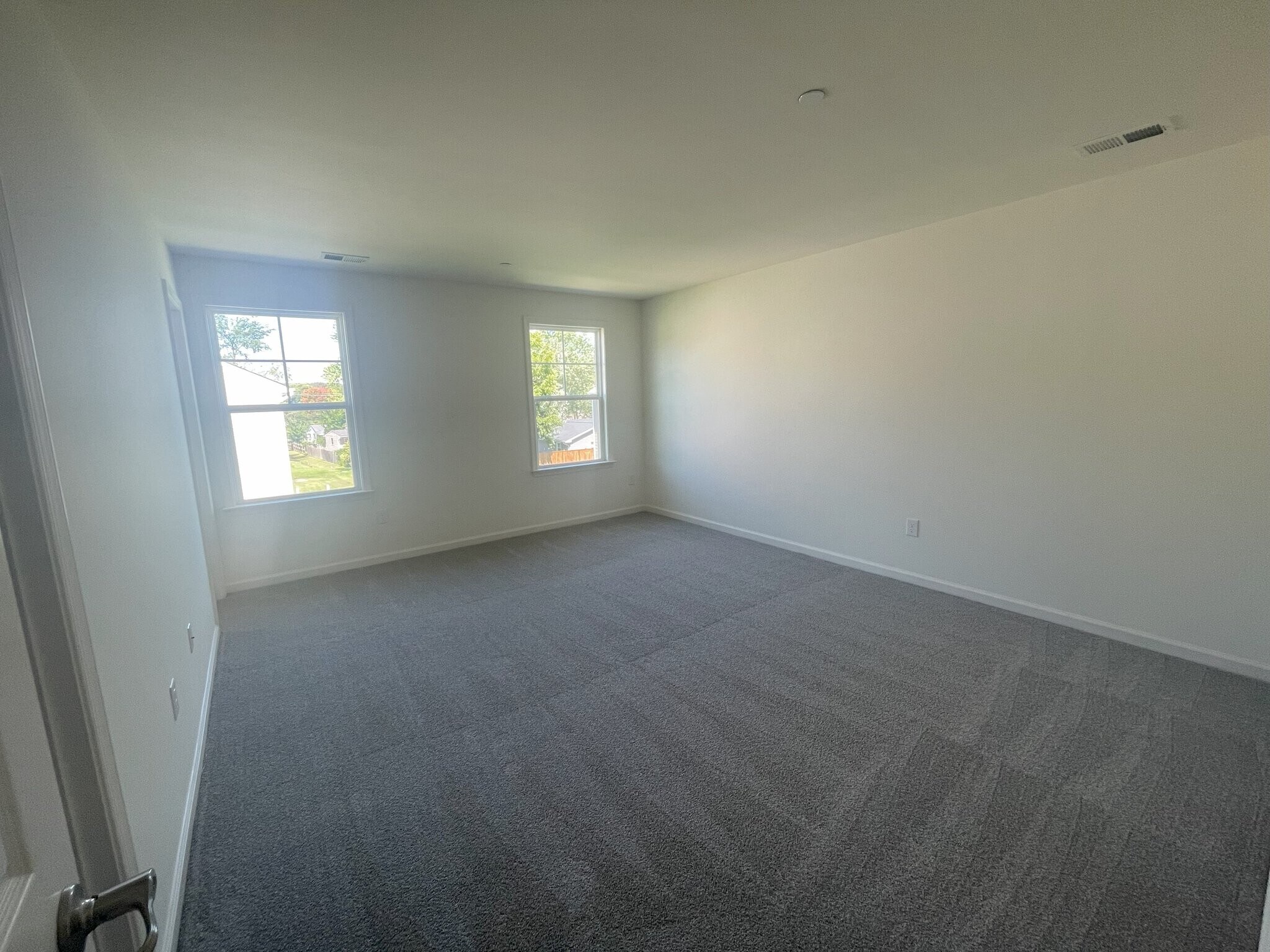 Building Photo - 215 Thompson Ave
