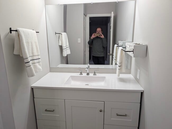 Building Photo - 38 River Bank Dr