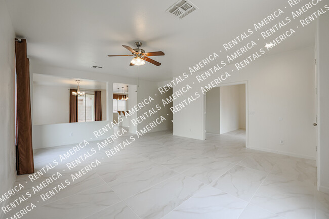Building Photo - 885 W Caroline Ln