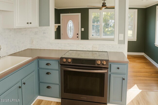 Building Photo - 174 James St