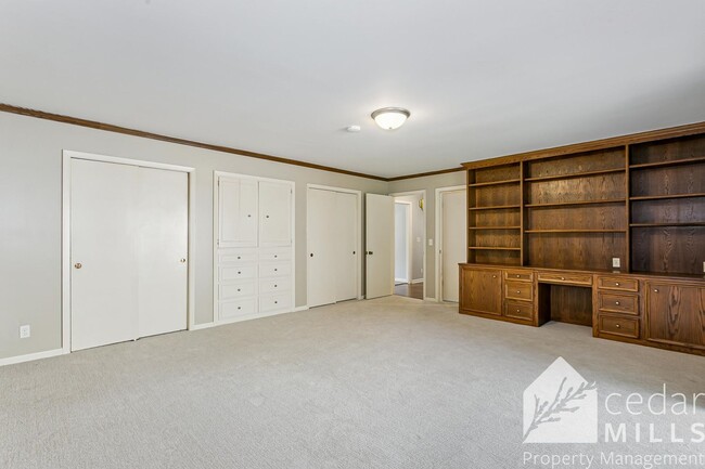 Building Photo - 125 S Oakwood St