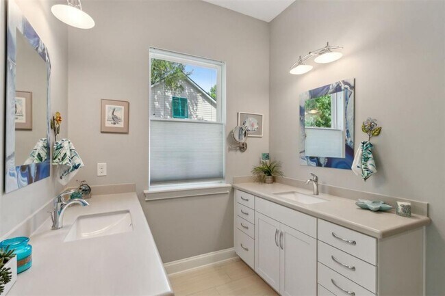 Building Photo - Luxury Living in exclusive and gated Oyste...
