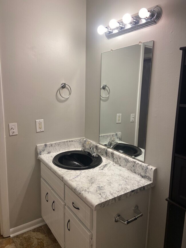 Building Photo - 11 Oak St