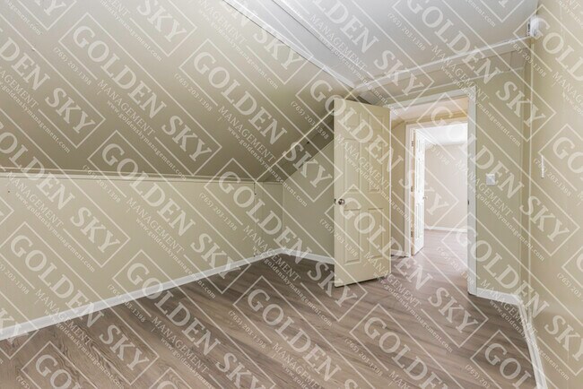 Building Photo - 806 W 7th St