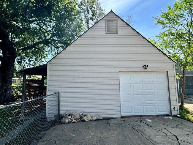 Building Photo - 532 N Gordon St