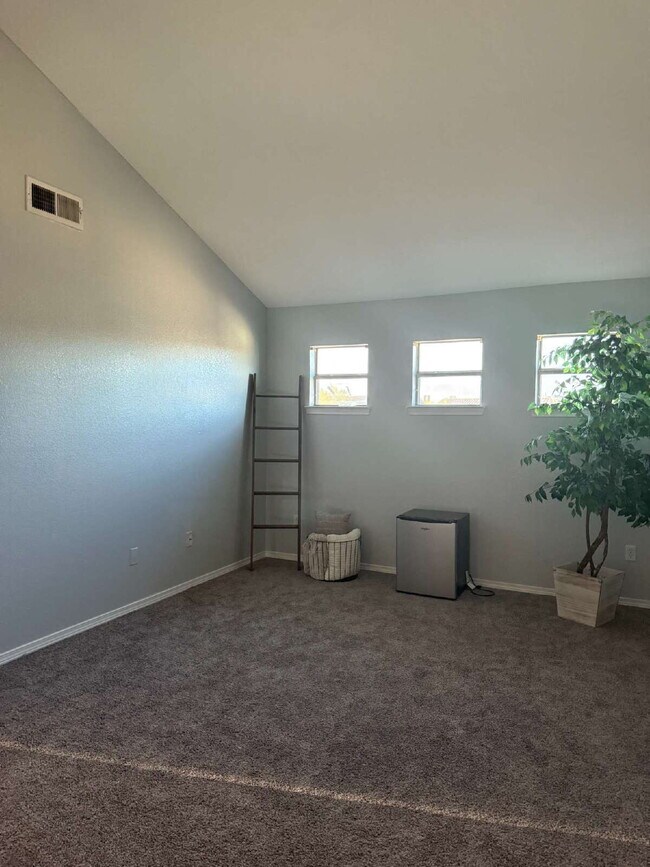 Building Photo - "Charming 3-Bed Oasis with Granite Touches & Cozy Fireplace in El Paso!"