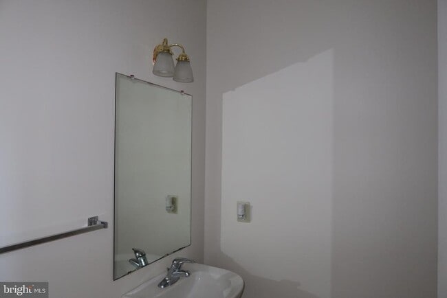 Building Photo - 1631 W Thistle Dr