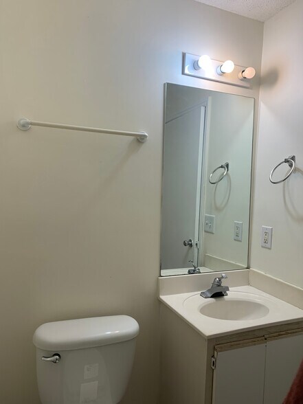 Building Photo - Room in Condo on Carlton Ave