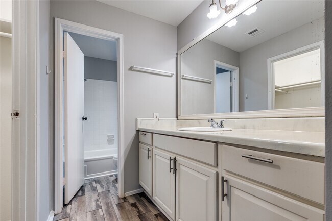 Building Photo - 9707 Richmond Ave.