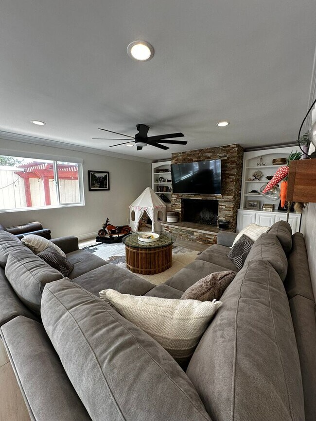 Building Photo - Gorgeous 3-Bedroom 2 bath Home with Pool A...
