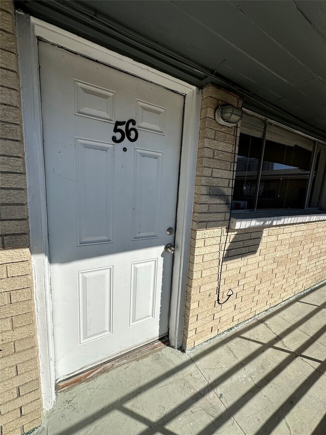 Building Photo - 516 Holiday Dr