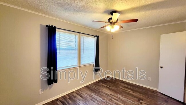 Building Photo - Bill Bradford Rd 400 - 5